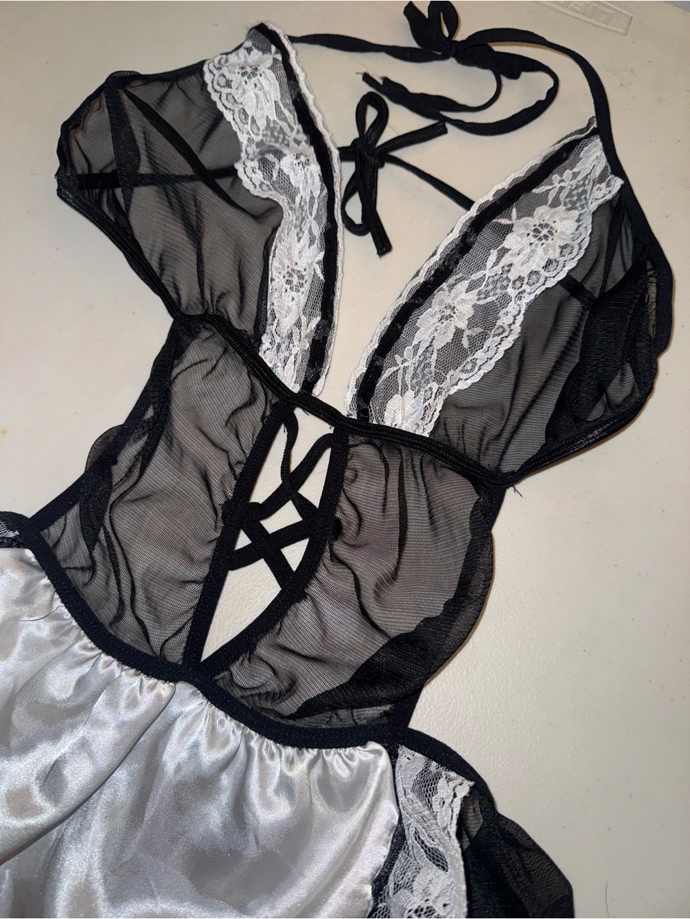 Leg Avenue Black and White Lace Maid Chemise - Picture 6 of 11
